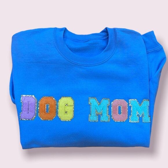 NWT Wool + Pepper Co. DOG MOM Varsity Letter Patch Crewneck Sweatshirt - Picture 1 of 5